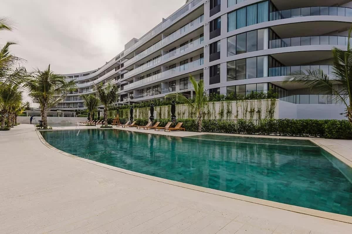 Beachfront Penthouse Spacious, Gym, Pool, 6ppl *