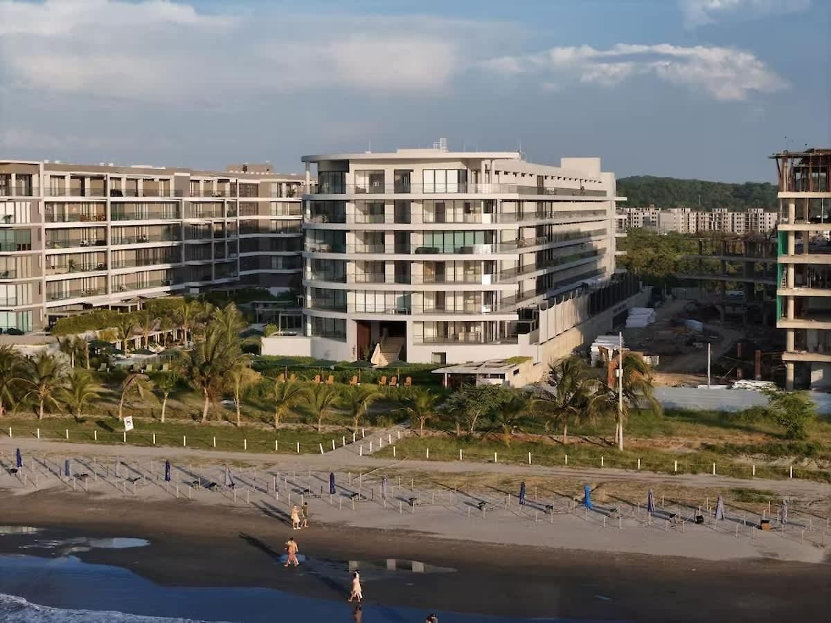 Beachfront Penthouse Spacious, Gym, Pool, 6ppl