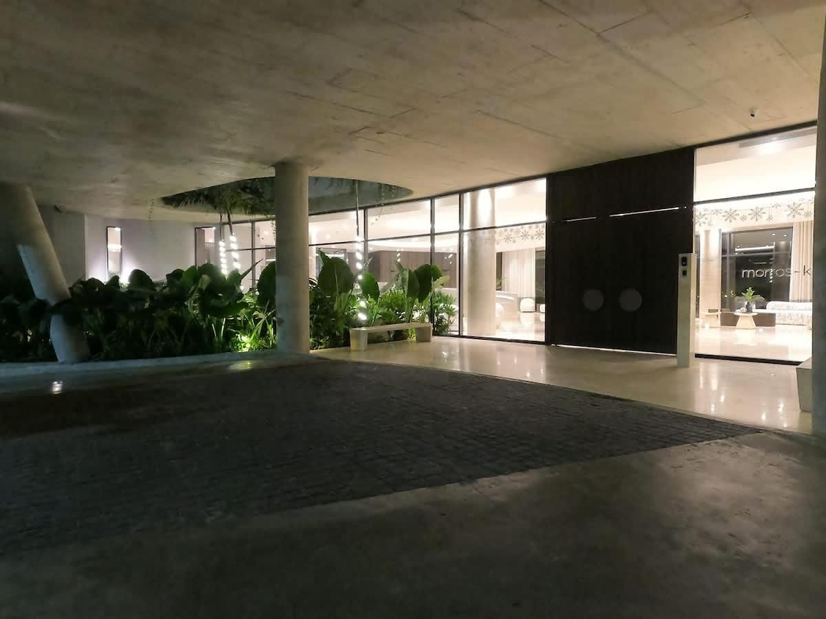 Beachfront Penthouse Spacious, Gym, Pool, 6ppl