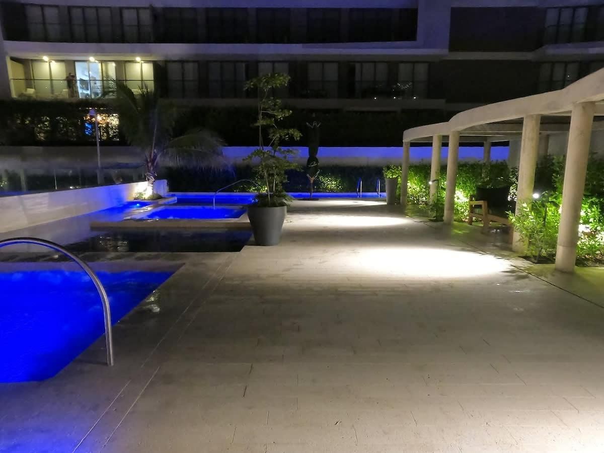 Beachfront Penthouse Spacious, Gym, Pool, 6ppl *