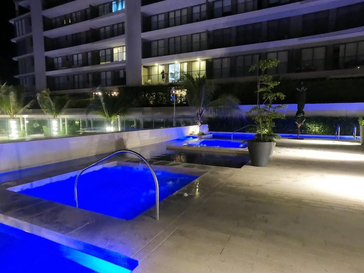 Beachfront Penthouse Spacious, Gym, Pool, 6ppl Cartagena