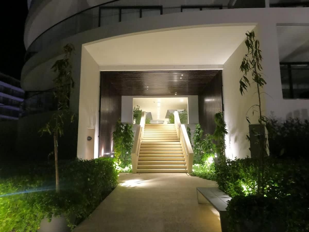 Beachfront Penthouse Spacious, Gym, Pool, 6ppl Apartamento