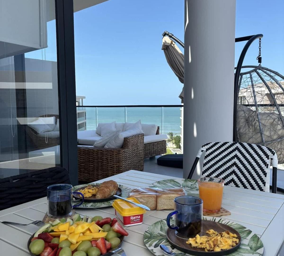 Beachfront Penthouse Spacious, Gym, Pool, 6ppl