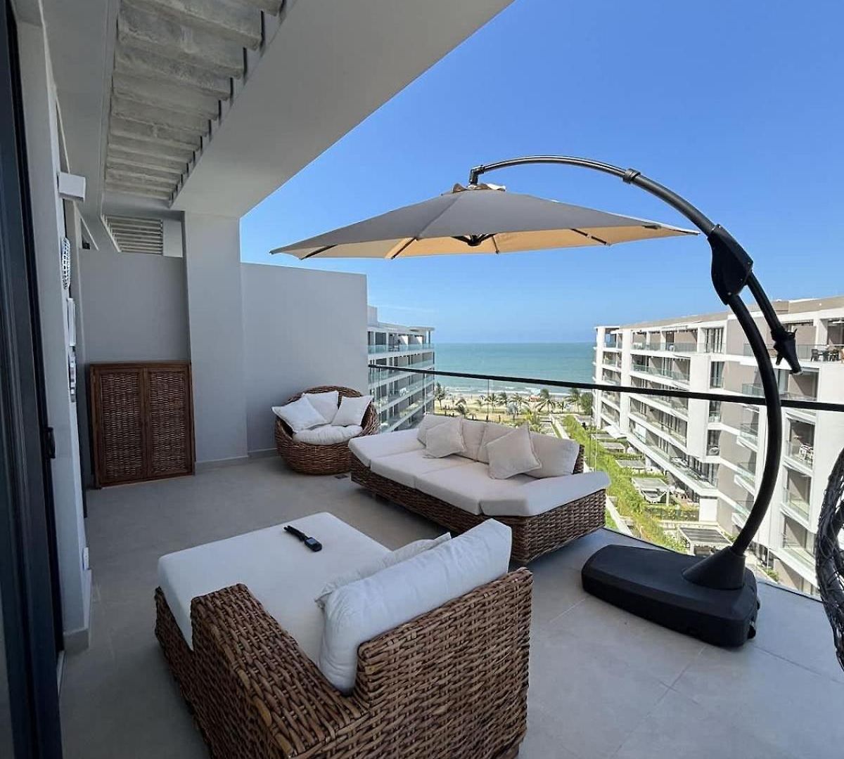 Beachfront Penthouse Spacious, Gym, Pool, 6ppl *