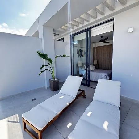 Beachfront Penthouse Spacious, Gym, Pool, 6ppl *