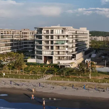 Beachfront Penthouse Spacious, Gym, Pool, 6ppl