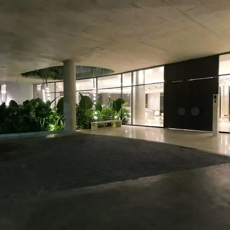 Beachfront Penthouse Spacious, Gym, Pool, 6ppl