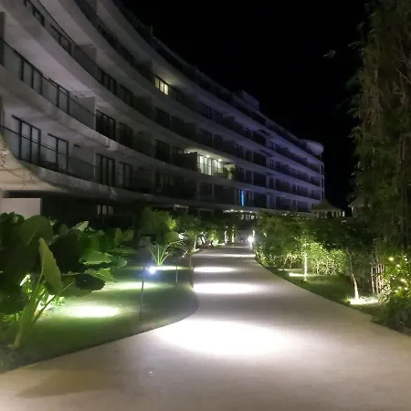 Beachfront Penthouse Spacious, Gym, Pool, 6ppl Apartamento
