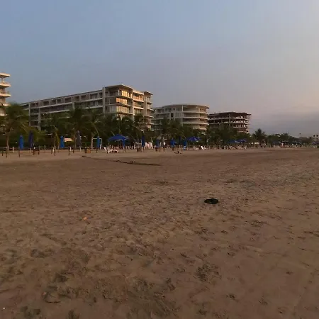 Apartamento Beachfront Penthouse Spacious, Gym, Pool, 6ppl *