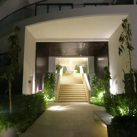 Beachfront Penthouse Spacious, Gym, Pool, 6ppl Apartamento